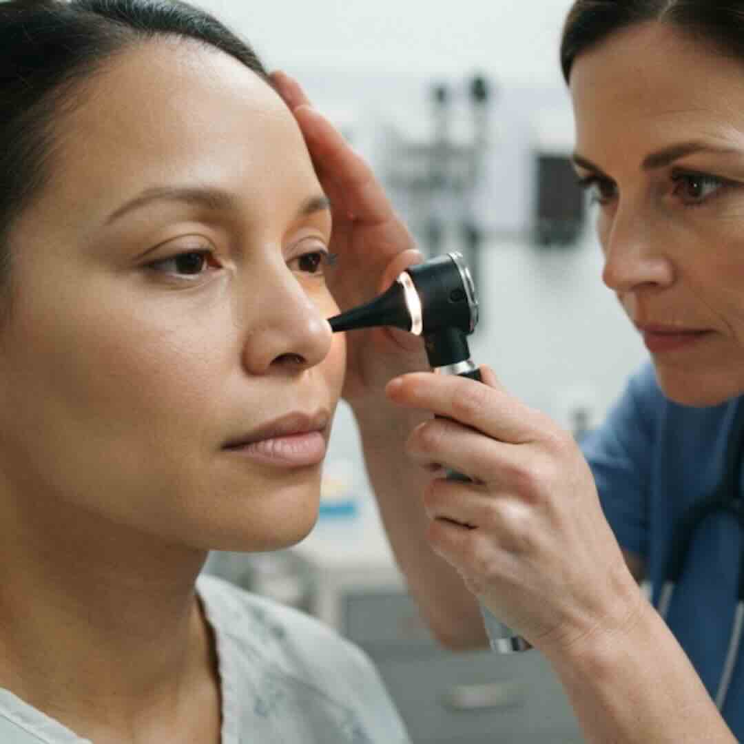 allergy-sinus-care-exam-riverview Provider examining a patient for seasonal allergy and sinus symptoms at a Riverview primary care office